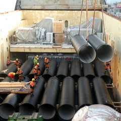 Loading of ductile pipes into ship’s hold.